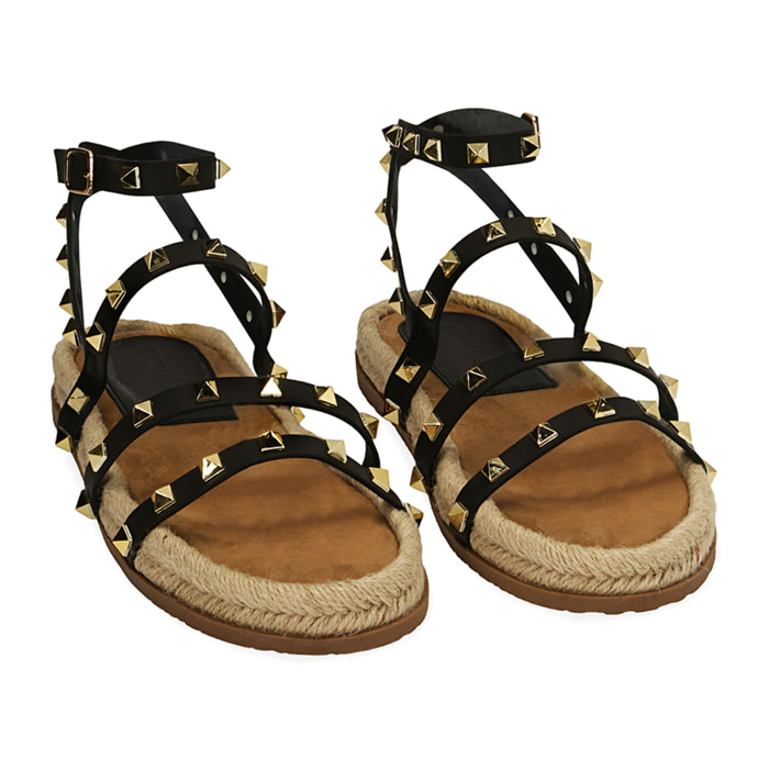 Sandalias con tachuelas negras y suela de rafia