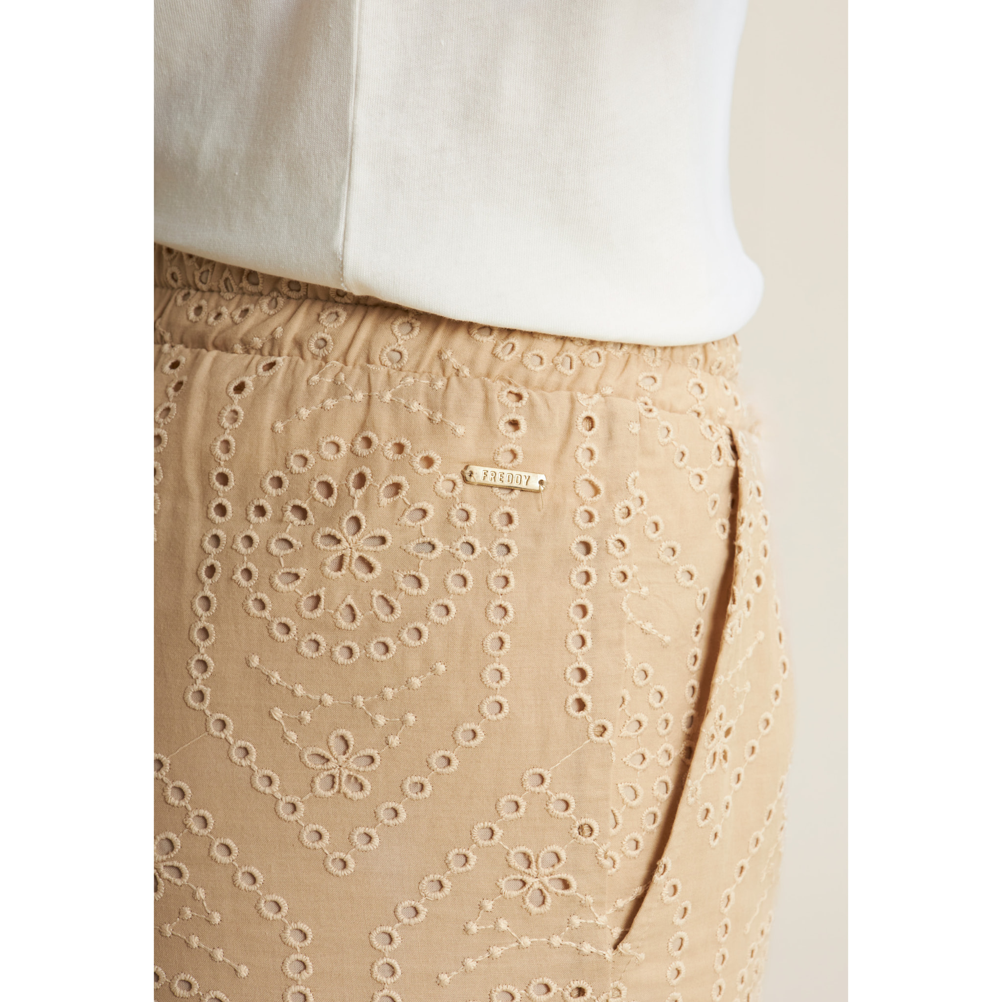 Pantaloni corti in mussola con dettagli Sangallo