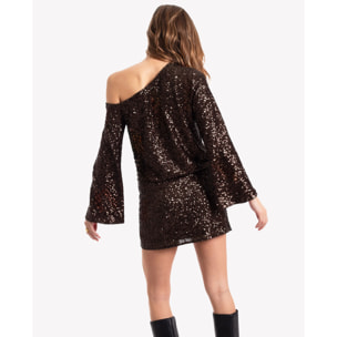 Vestido corto de lentejuelas con manga larga.