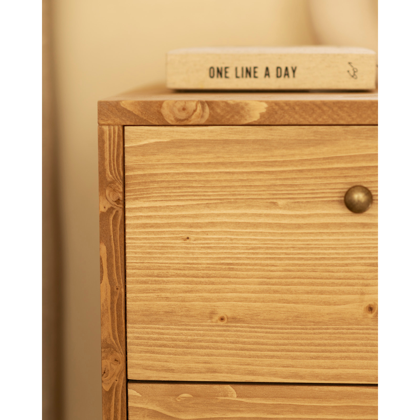 Mesita de noche de madera maciza con dos cajónes en tono roble medio de 51x38cm Alto: 50.5 Largo: 37.5 Ancho: 36