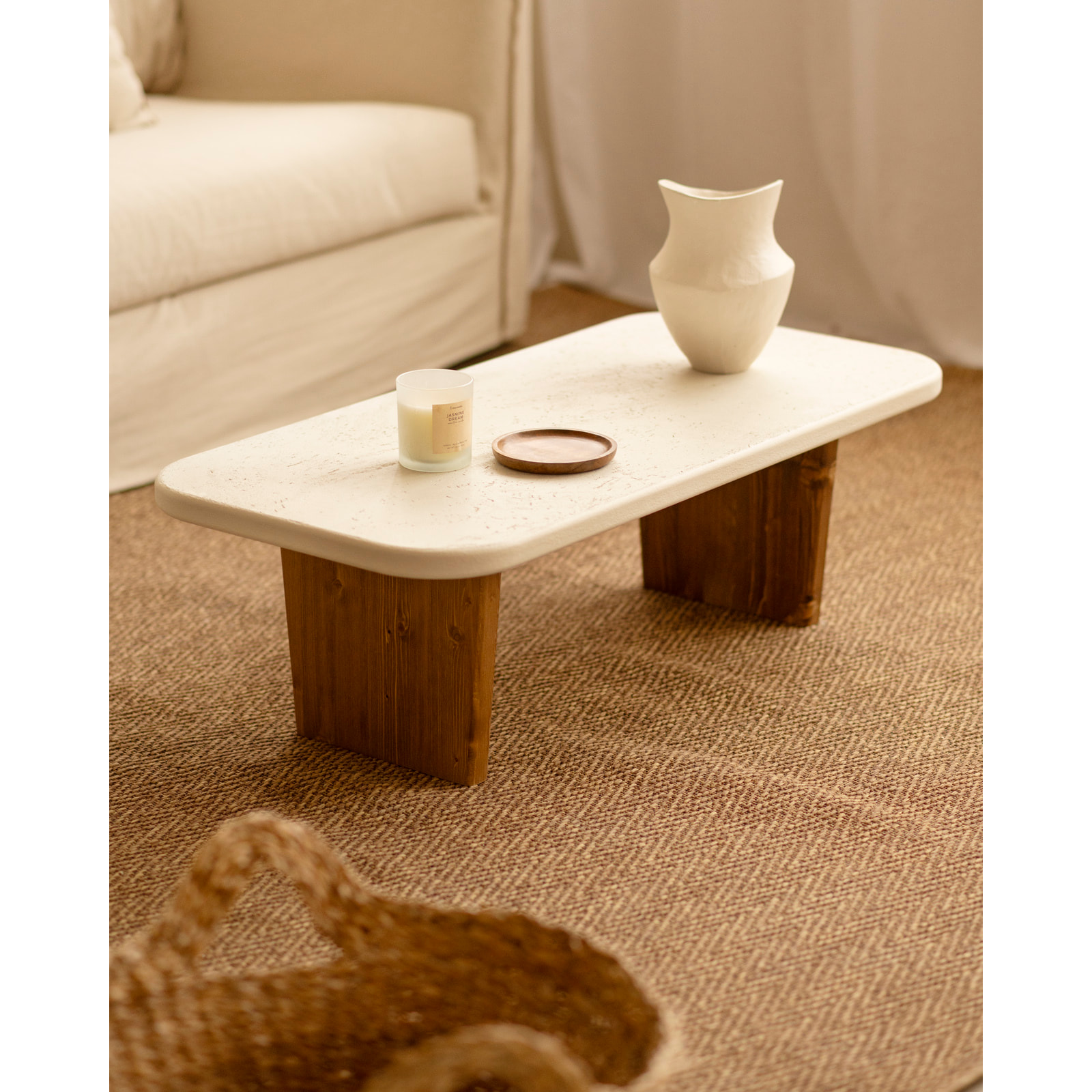 Table basse en microciment avec deux pieds en bois de chêne foncé de 95cm Hauteur: 30 Longueur: 95 Largeur: 45