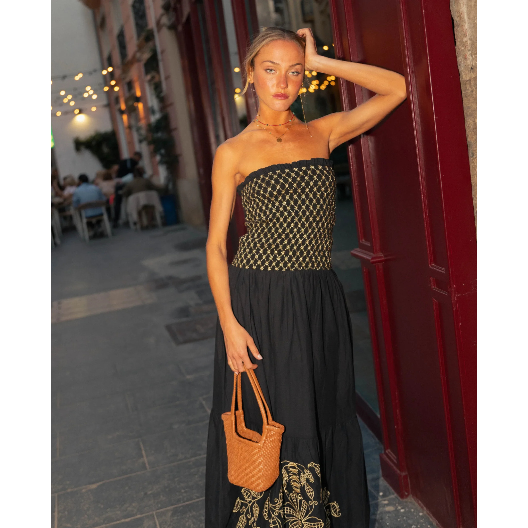 Vestido largo con cuerpo elástico bordado