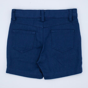 Bermuda de loneta azul marino, con bolsillos y bragueta.