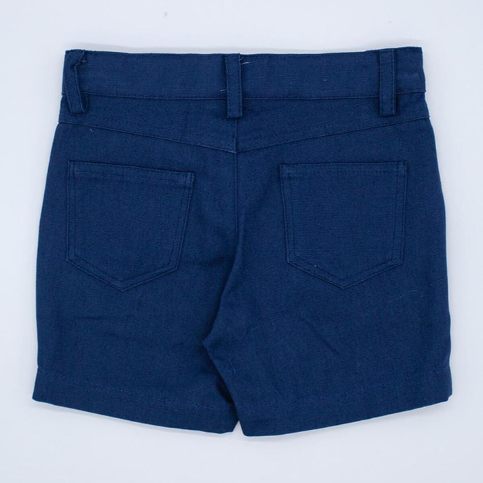 Bermuda de loneta azul marino, con bolsillos y bragueta.