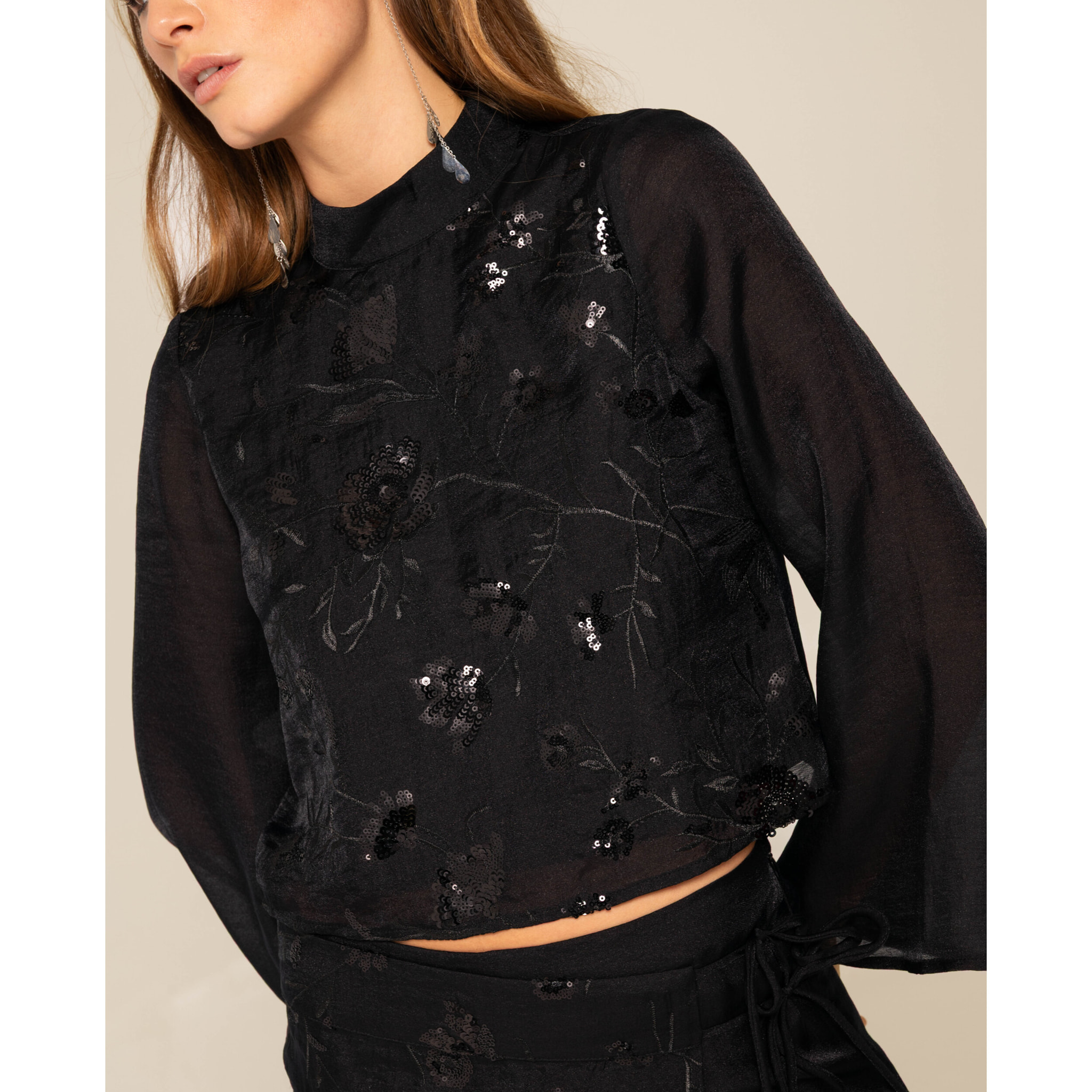 Blusa de cuello subido con bordado y lentejuelas de mujer
