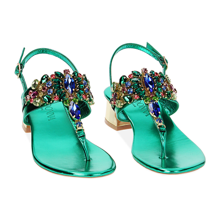 Sandalias con tacón verdes en laminado con piedras
