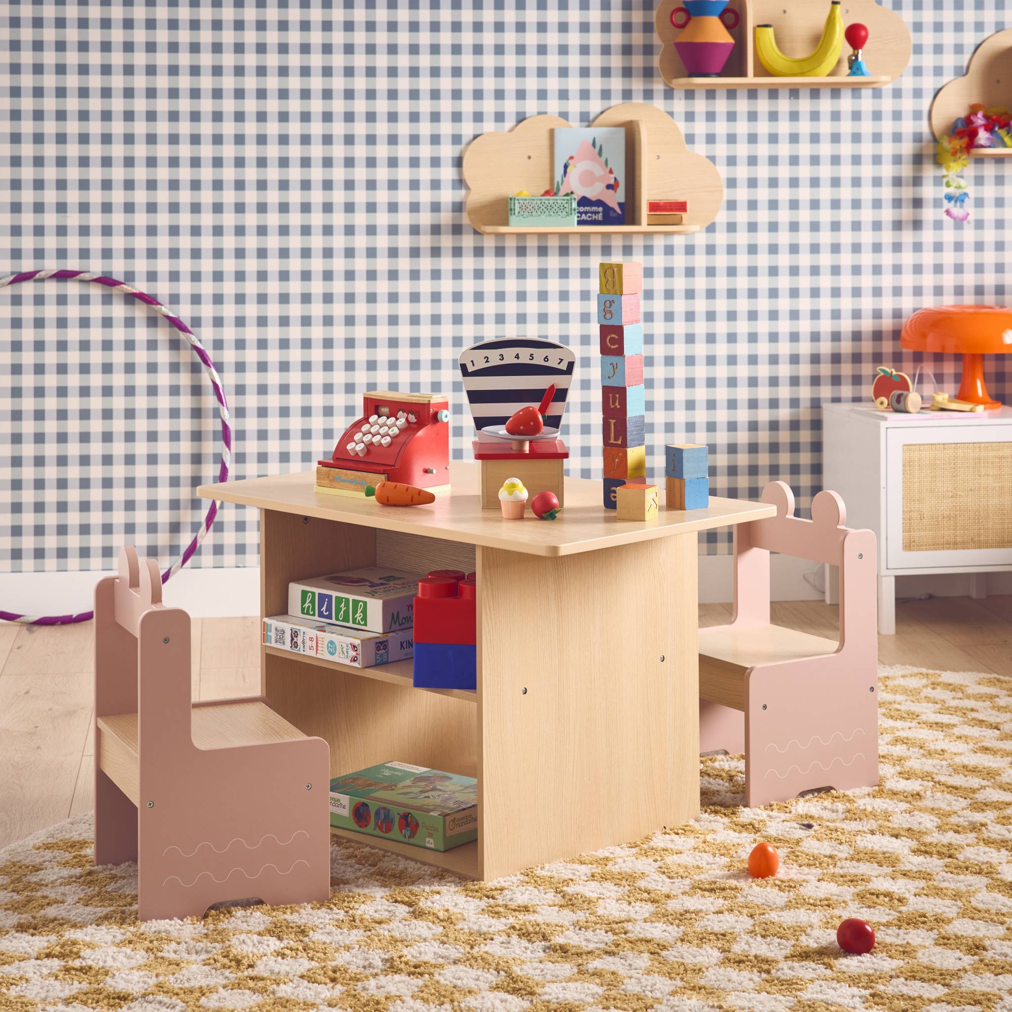 Table enfant + 2 chaises. avec étagères. rose