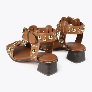 Sandali con tacco e decorazioni in metallo