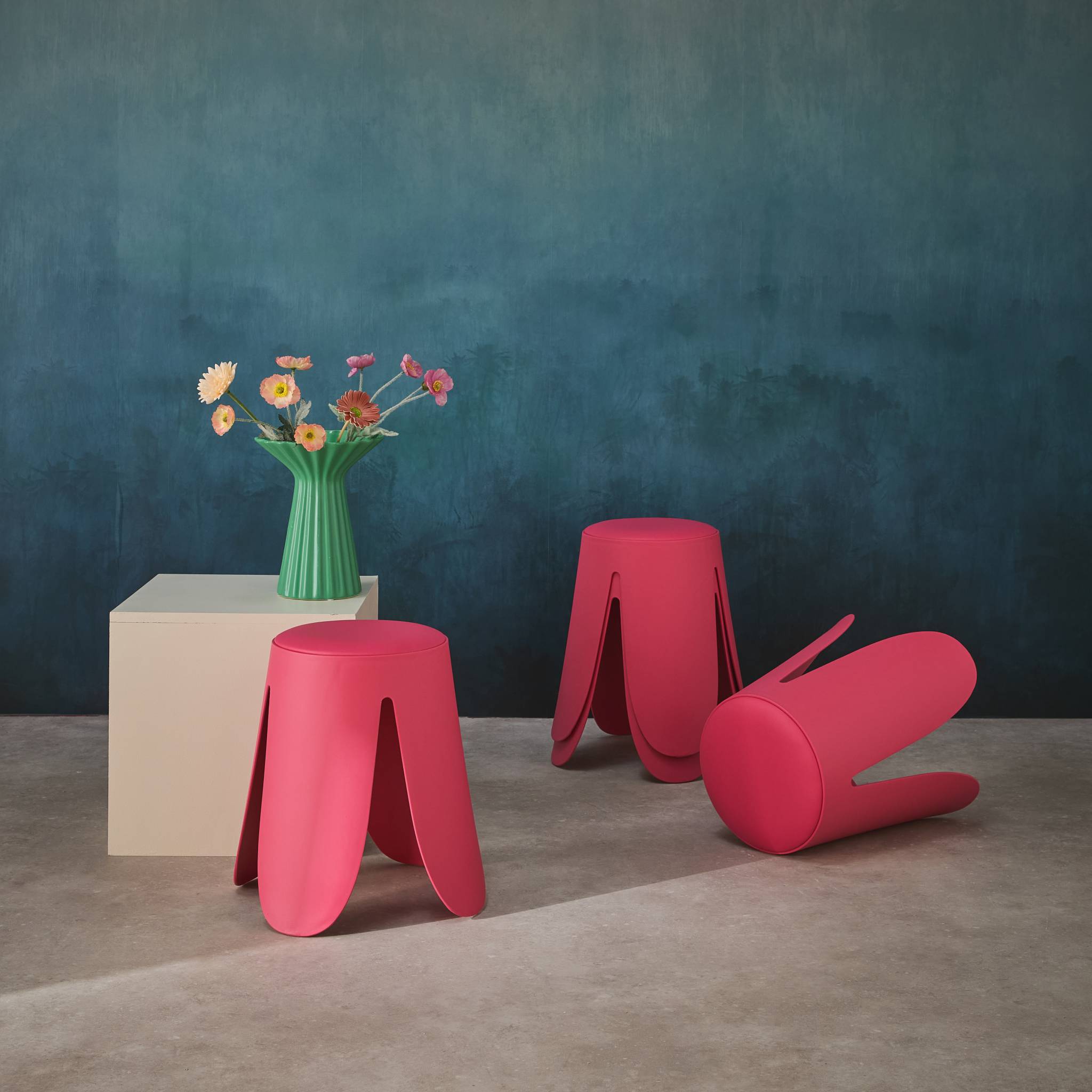Set de 4 tabourets empilables simili cuir rose. Niki Ø30 / 44 x H46cm