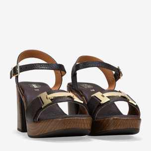 Sandalias de tacón marrones en piel con aplique metálico