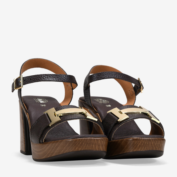 Sandalias de tacón marrones en piel con aplique metálico