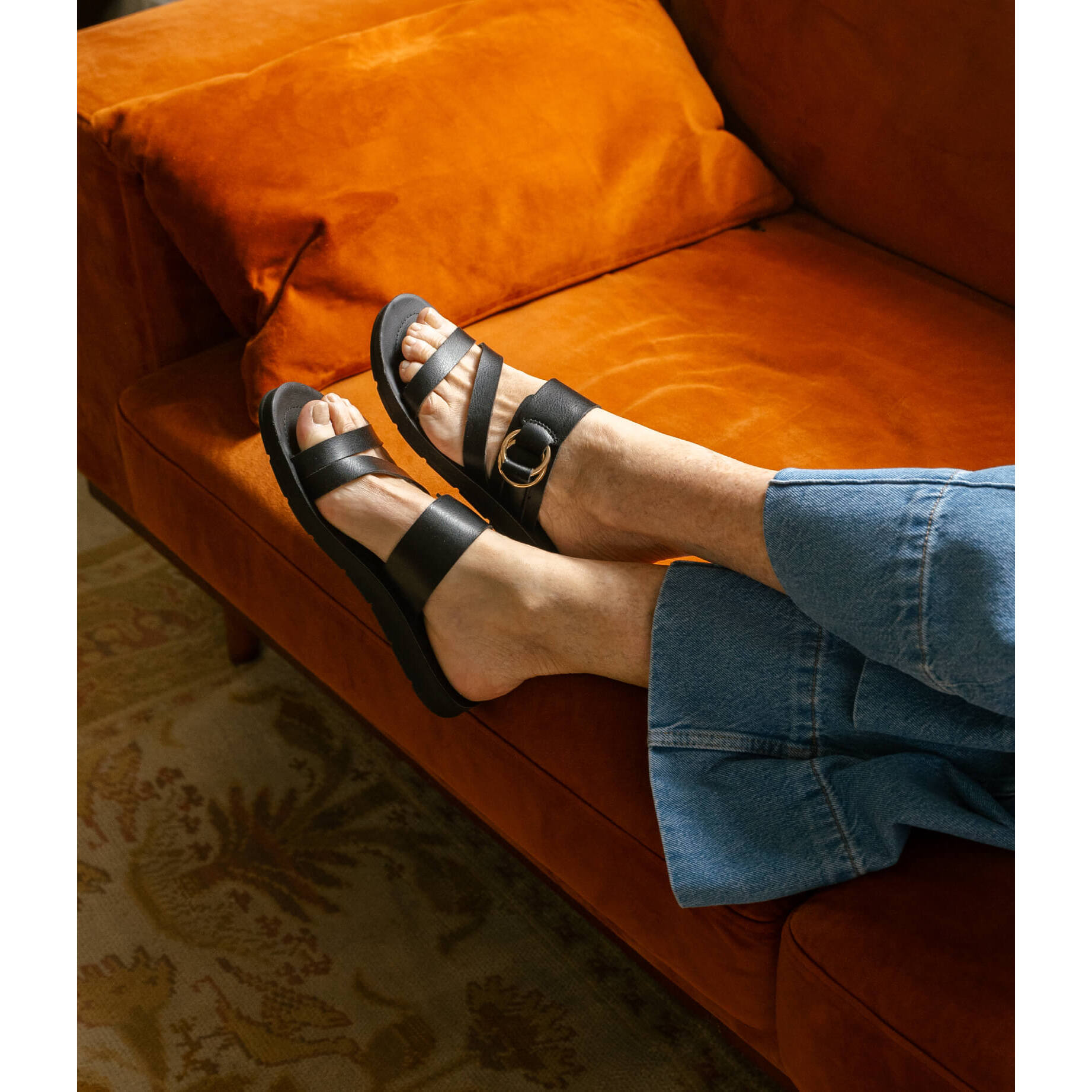 Sandalias planas negras con argollas metálicas