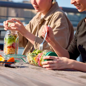 Fiambrera de 1000ml con diseño de botella. Con aperturas superior y lateral.