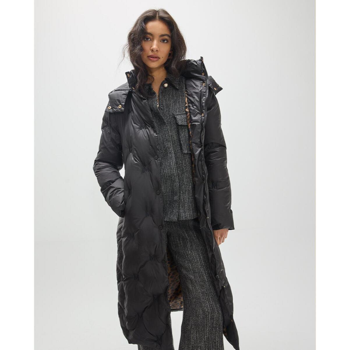 Cappotto lungo trapuntato con M ricamate