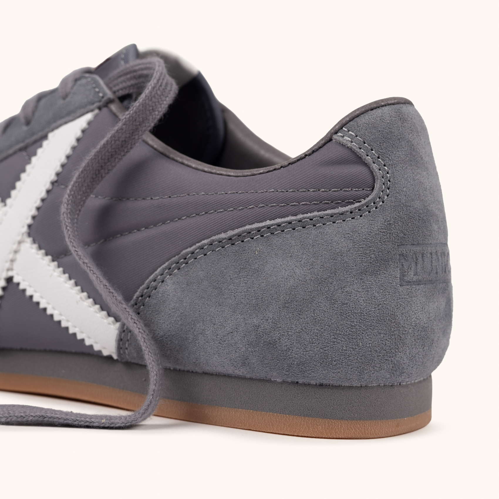 Zapatilla de Estilo Urbano en Gris y Blanco MUNICH STEREO 01
