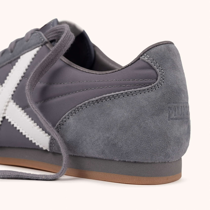 Zapatilla de Estilo Urbano en Gris y Blanco MUNICH STEREO 01