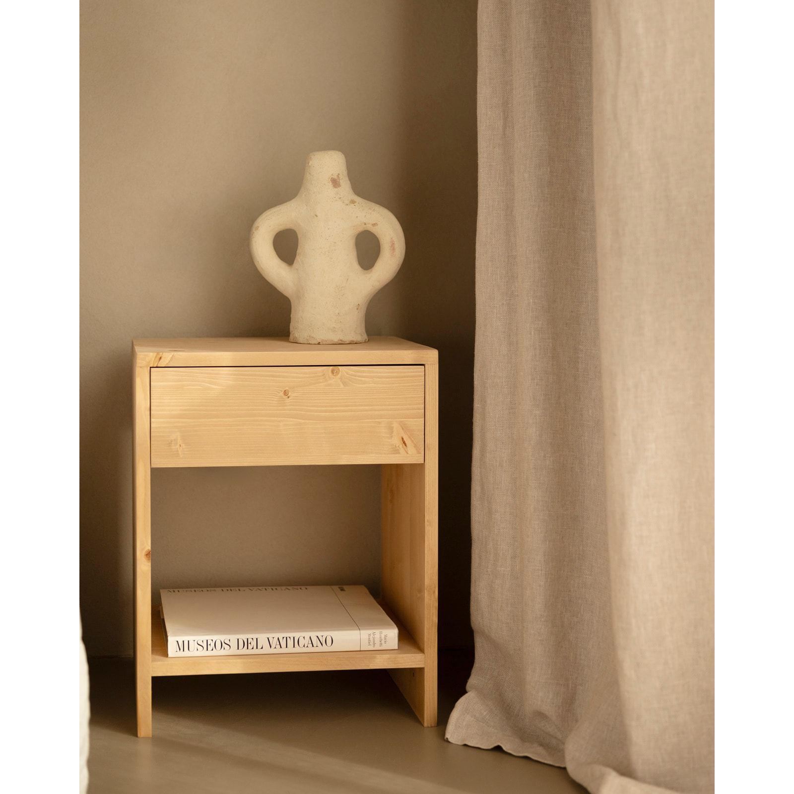 Table de chevet en bois massif avec un tiroir dans un ton chêne moyen de 50x40cm Hauteur: 50 Longueur: 40 Largeur: 29.5