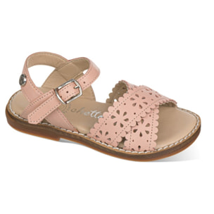 Sandalia en piel con picados en flores