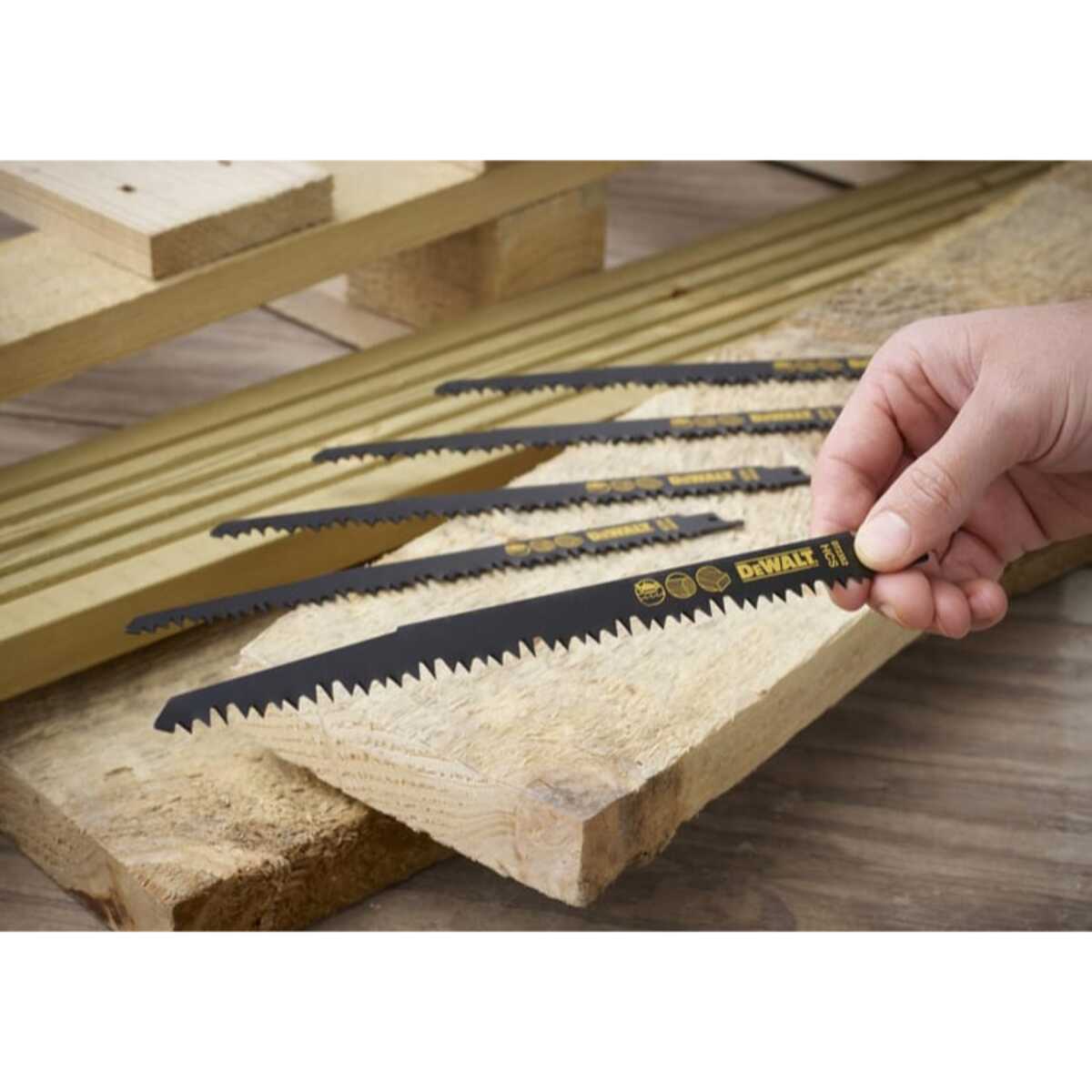 Lame de scie sabre HCS pour la coupe du bois - 240 mm - Jeu de 5 pièces - DEWALT - DT2352-QZ