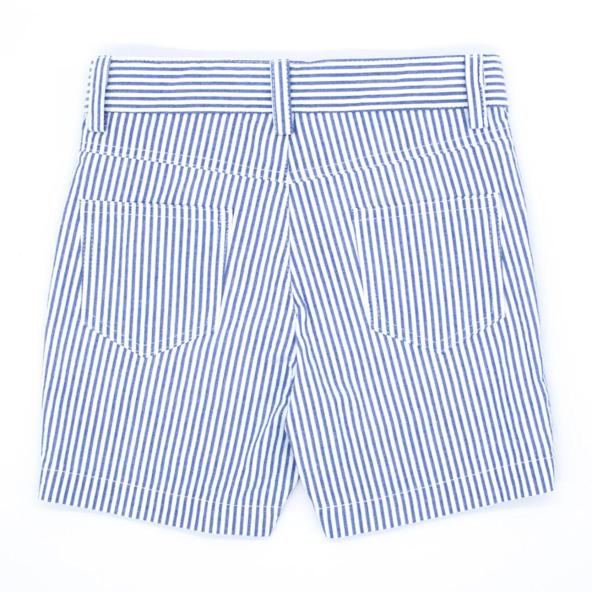 Bermuda de rayas azul marino, con bolsillos y bragueta.