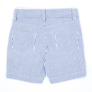 Bermuda de rayas azul marino, con bolsillos y bragueta.