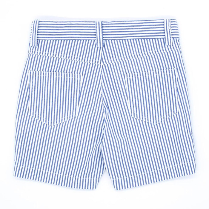 Bermuda de rayas azul marino, con bolsillos y bragueta.