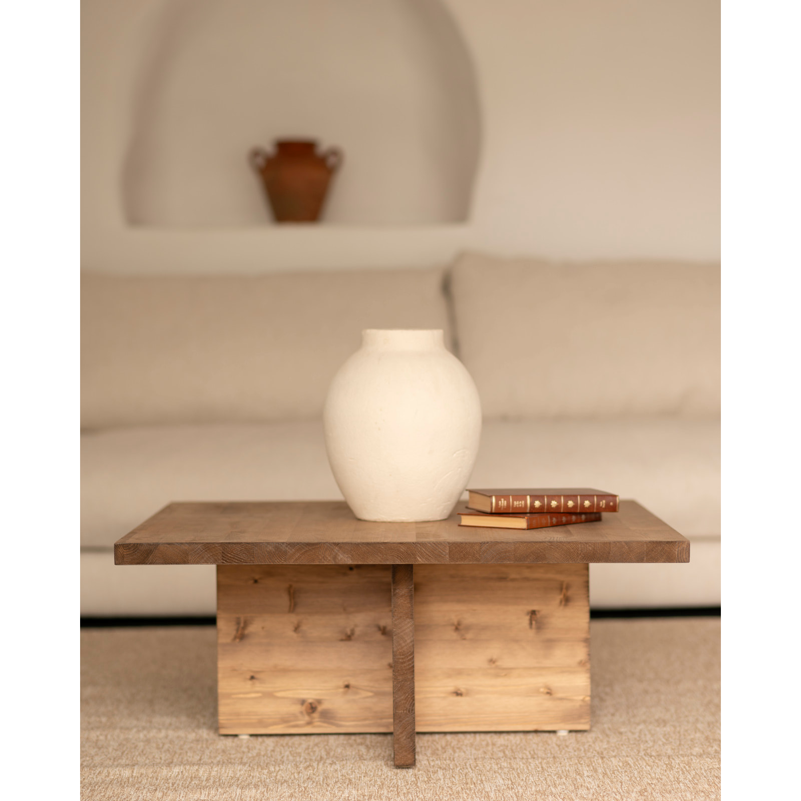 Table basse carrée en bois massif ton chêne foncé de 80x80cm Hauteur: 33.2 Longueur: 80 Largeur: 80