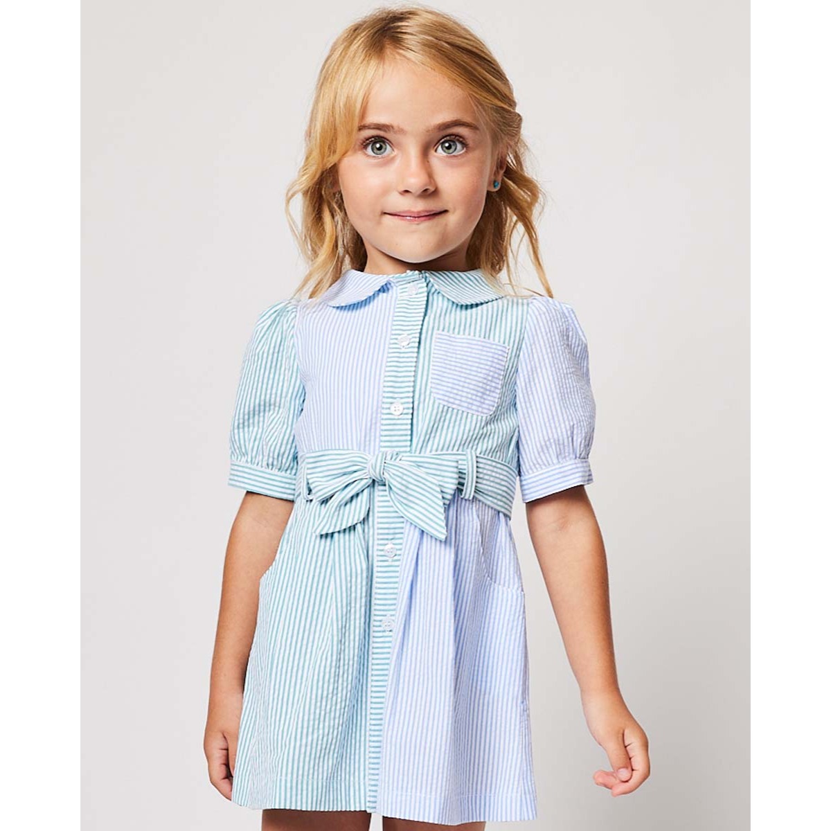 Vestido de manga corta combinado raya azul y verde. Bolsillos, cuello y cinturon. Botones en el centro.