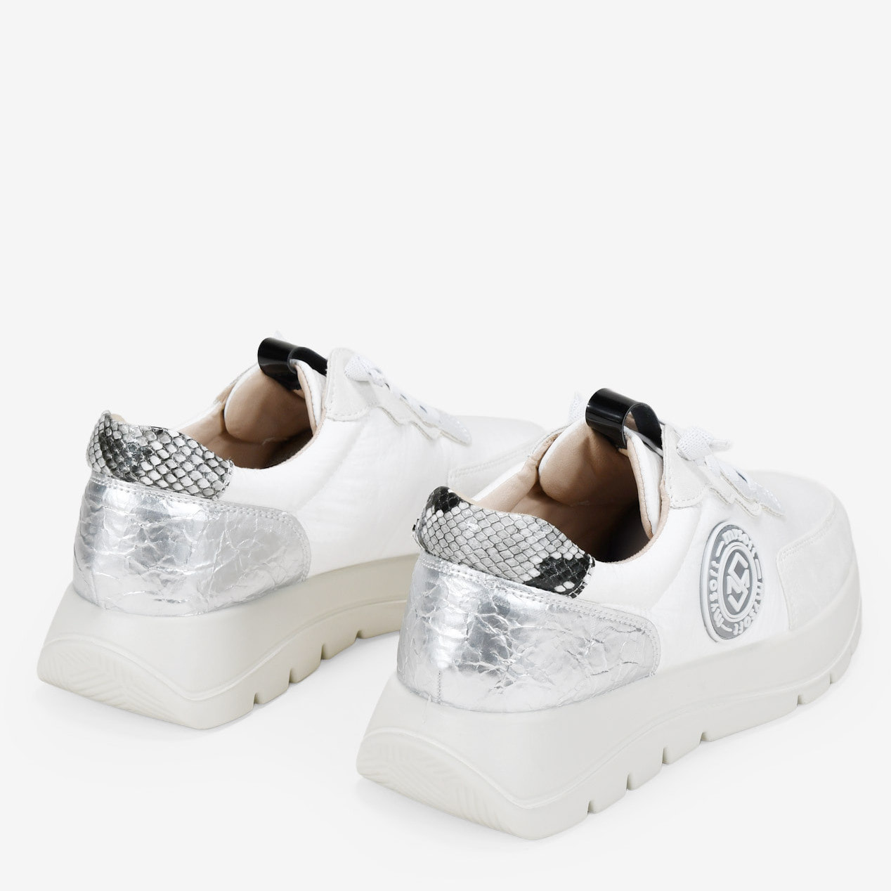 Zapatillas deportivas beige con cordones elásticos