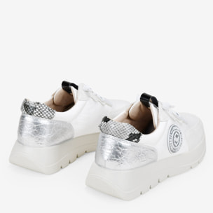 Zapatillas deportivas beige con cordones elásticos