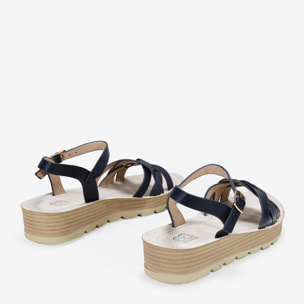 Sandalias azules con cuña y hebilla