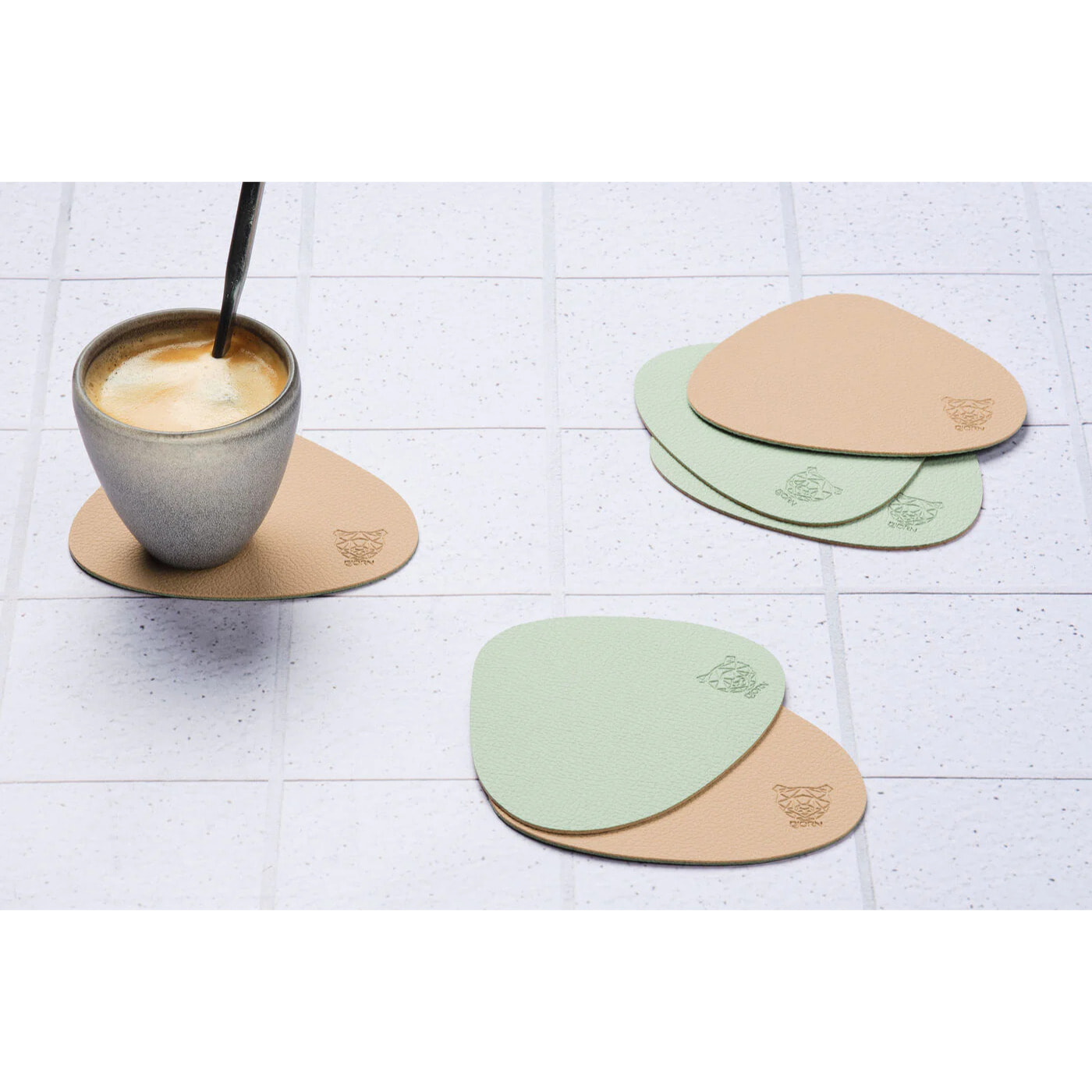 Sous-verre curve réversible - 6 pièces - Cuir recyclé rose pâle et vert pâle