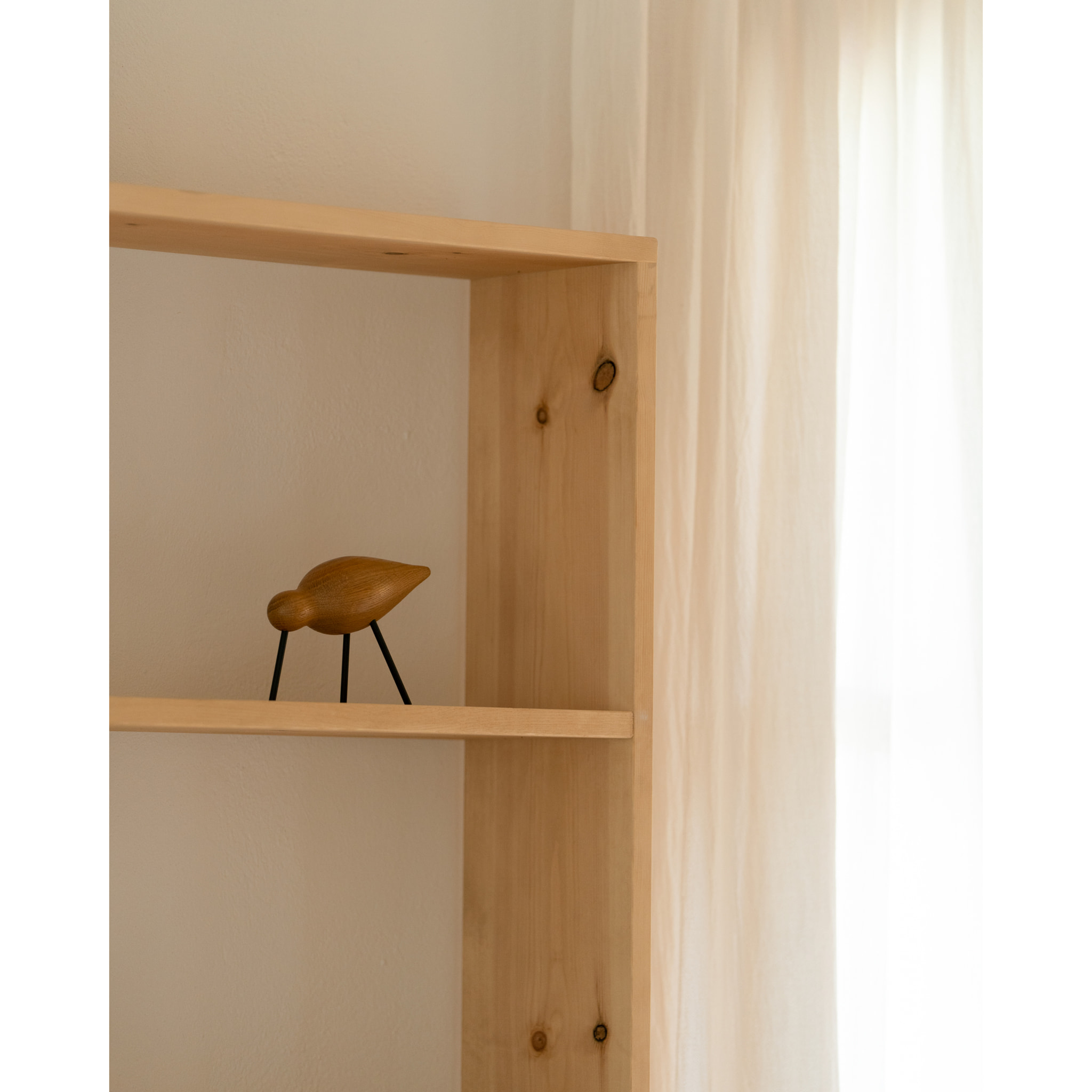 Estantería de madera maciza tono roble medio con 4 estantes Alto: 182 Largo: 80 Ancho: 20