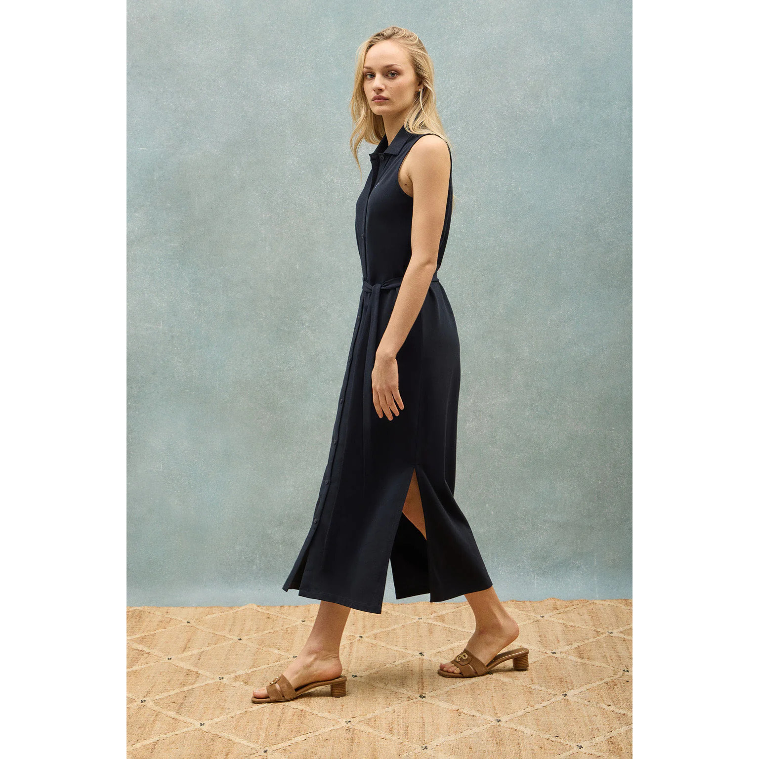 Vestito blu marino smanicato e abbottonato con monogramma ricamato