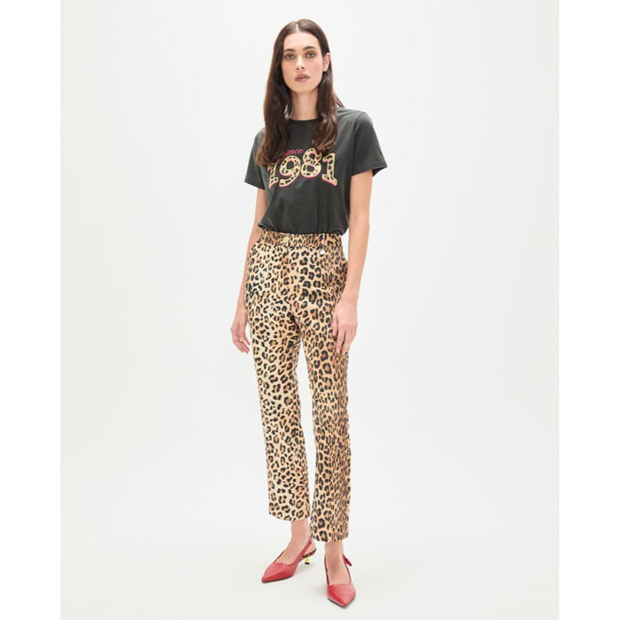 Pantaloni svasati corti con stampa animalier