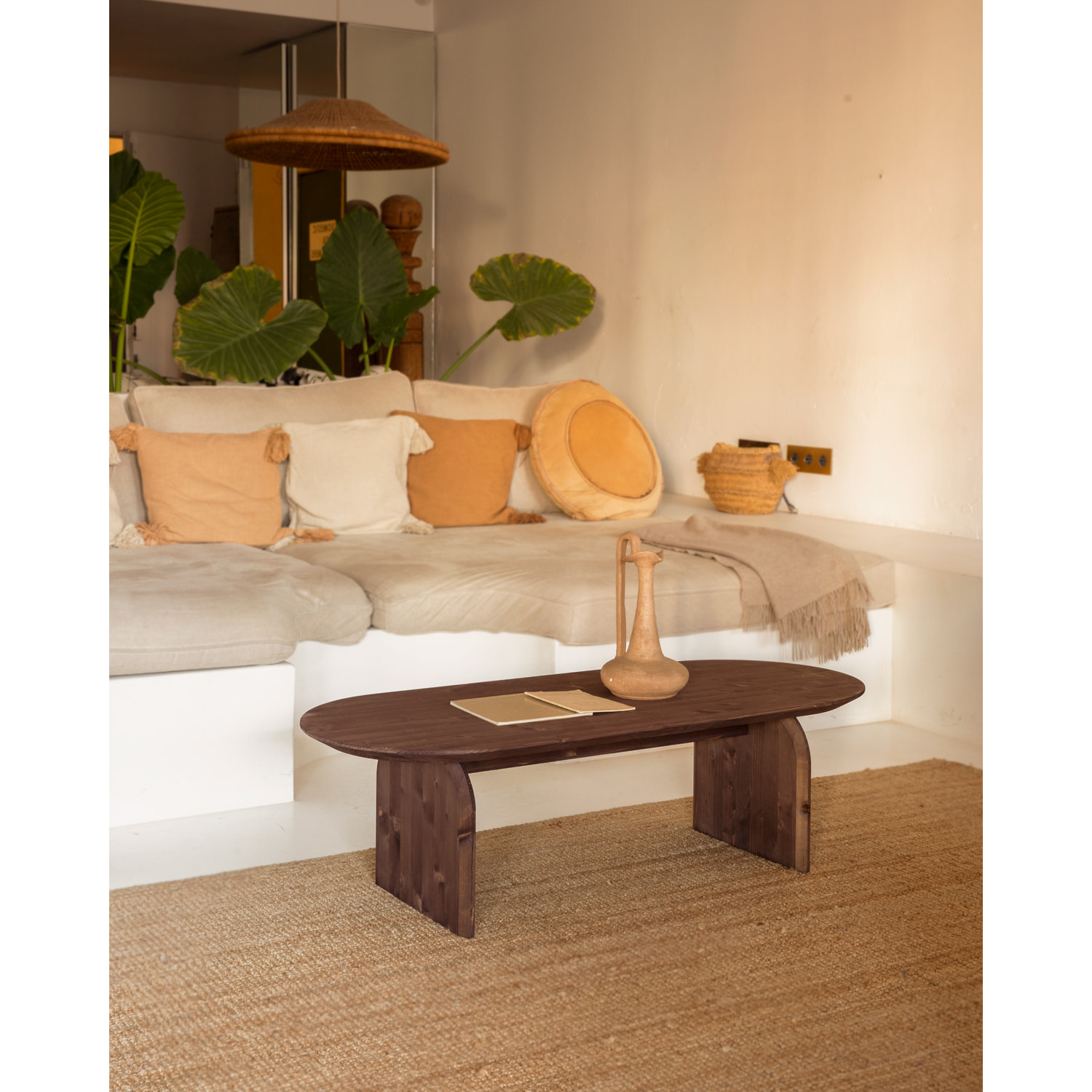 Table basse ovale en bois massif ton noyer en différentes tailles