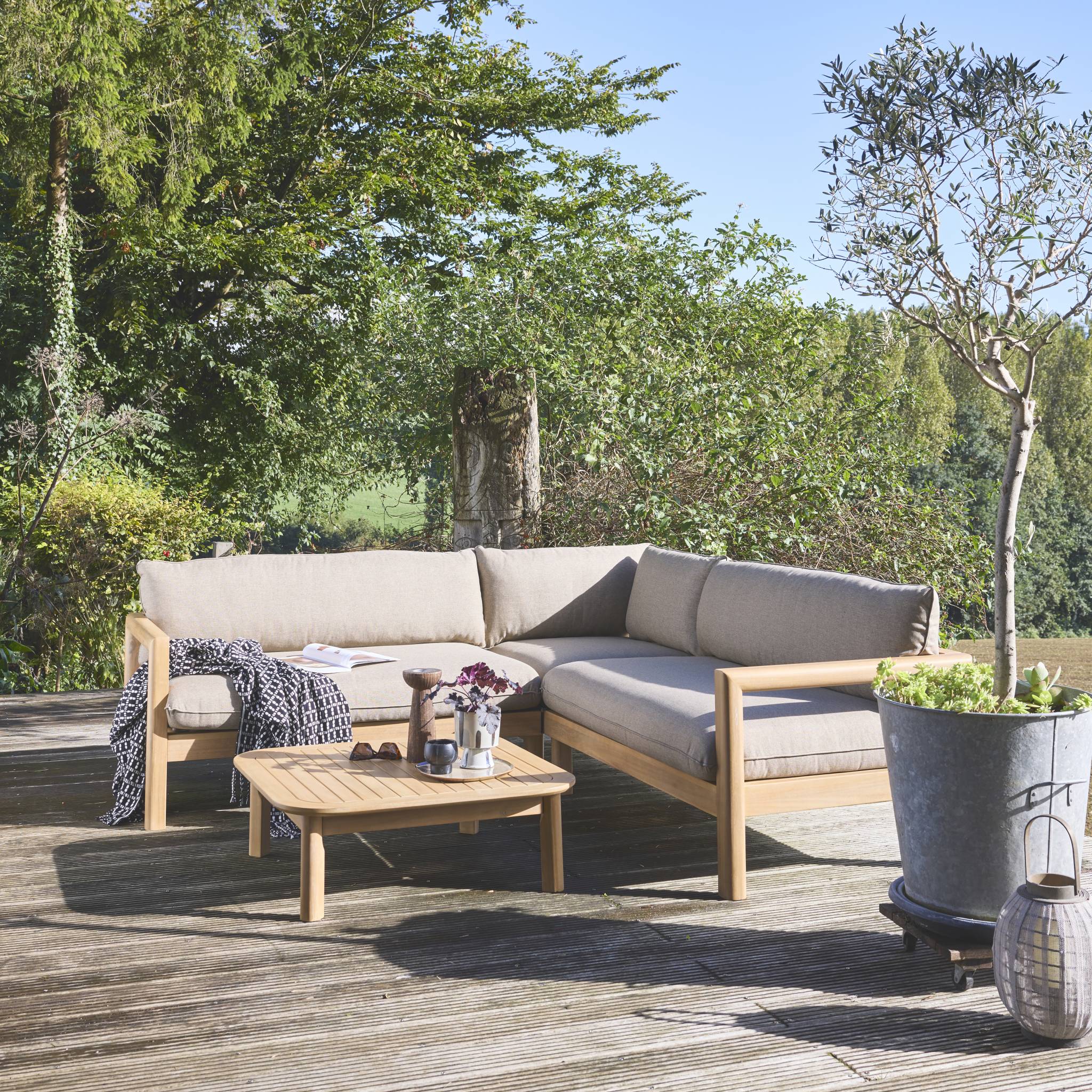 Salon de jardin d'angle en acacia 5 places beige BURGOS. table carrée