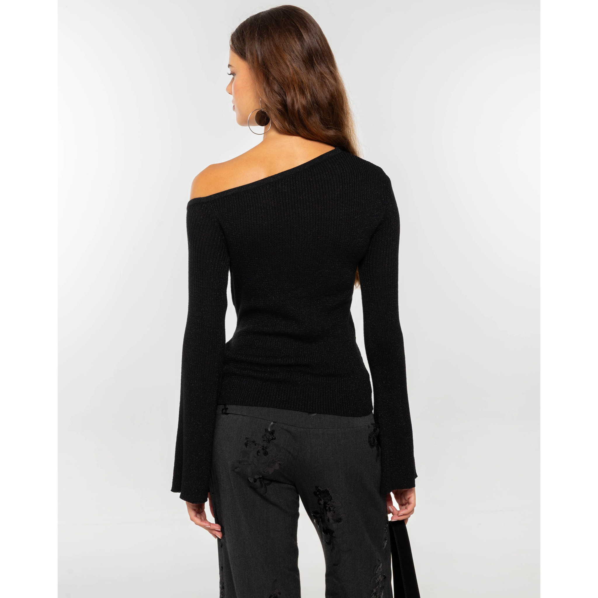 Top asimétrico de punto canalé con hebilla metálica