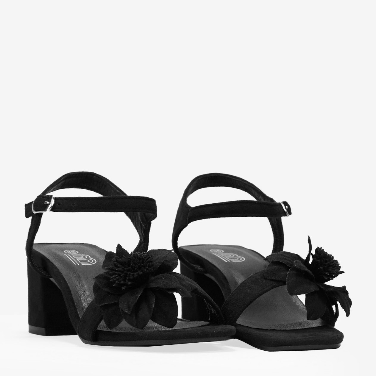 Sandalias de tacón negras con flor