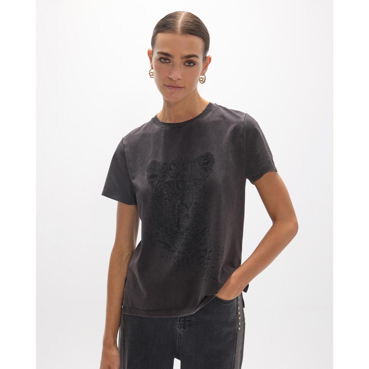 T-shirt girocollo aderente con spacchi laterali e stampa leopardata sul davanti.