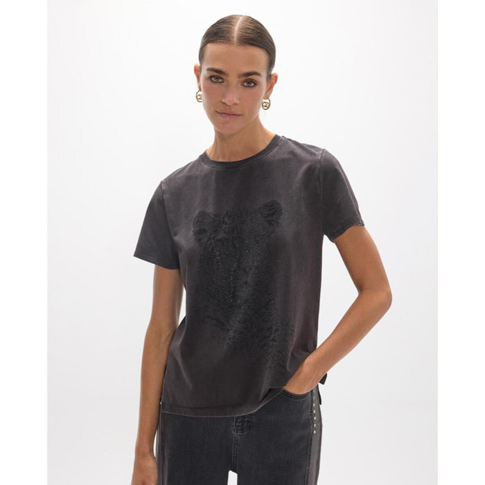 T-shirt girocollo aderente con spacchi laterali e stampa leopardata sul davanti.