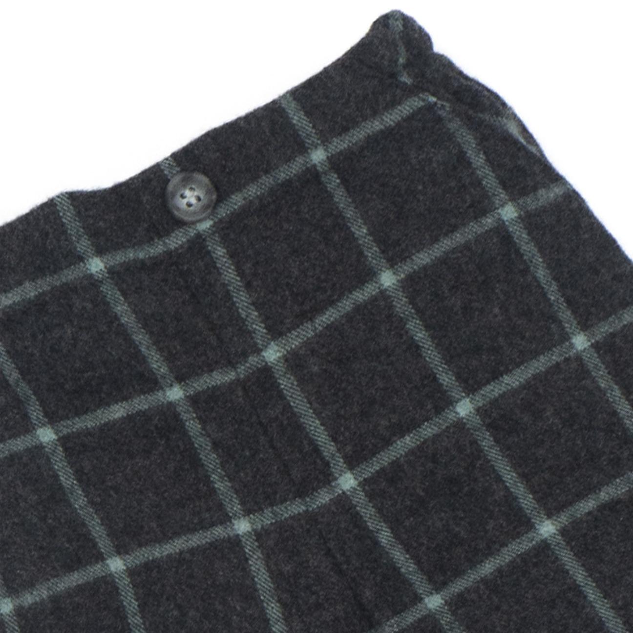 Pantalón gris marengo con cuadro ventana verde