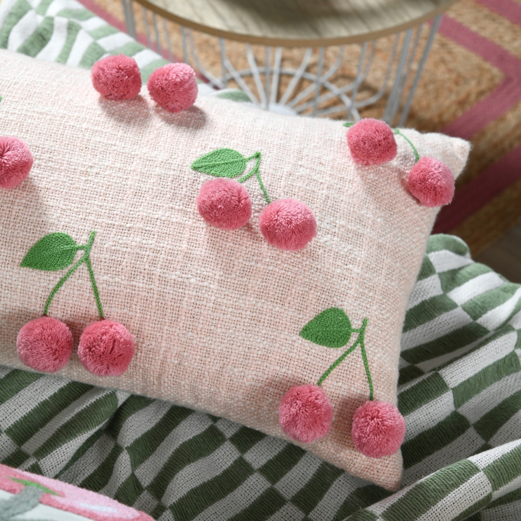 Coussin avec cerises en relief pompons - Beige
