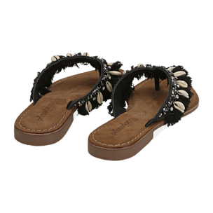 Chanclas de raso negro con conchas