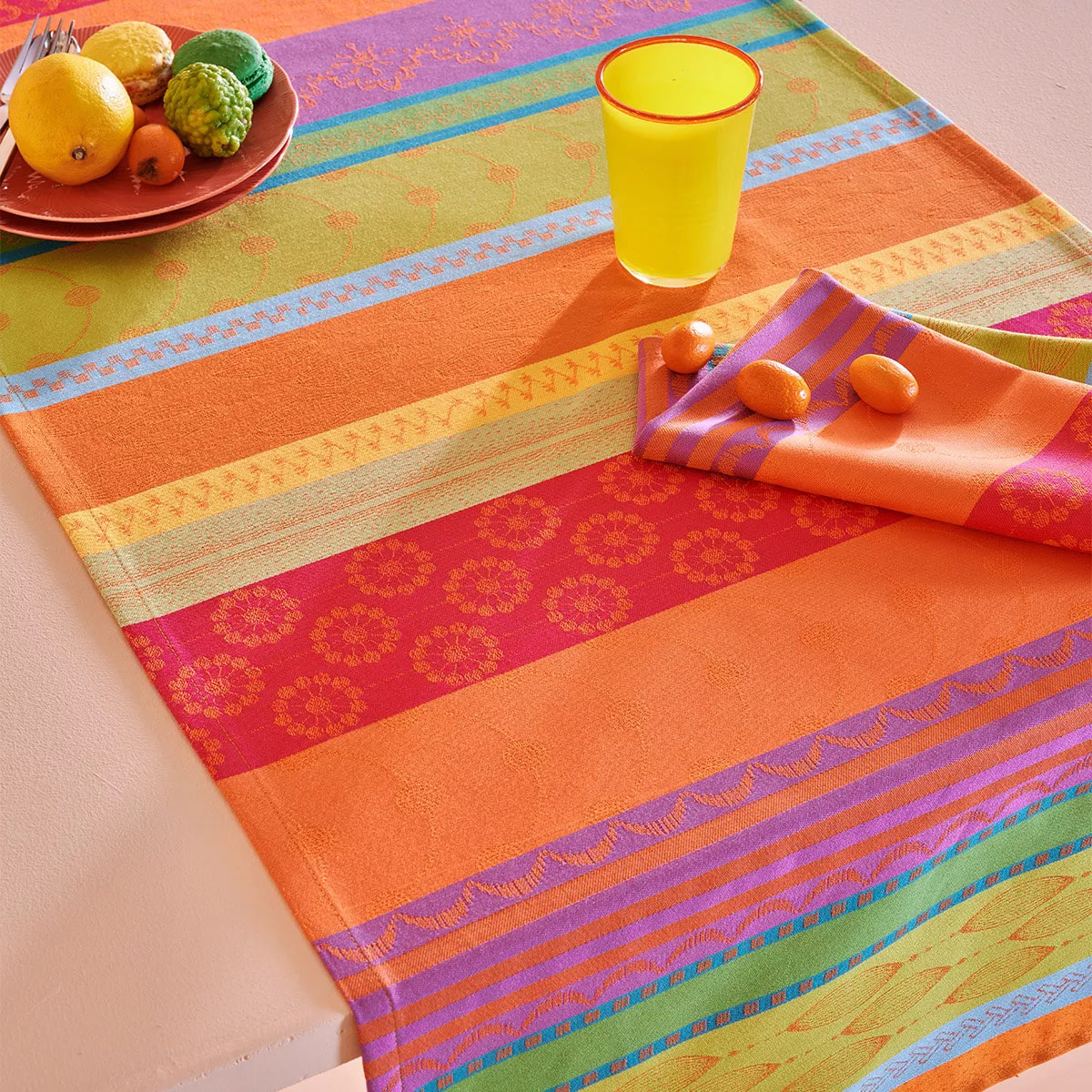 Chemin de table pur coton motif jacquard vert orange Mille broderies samba