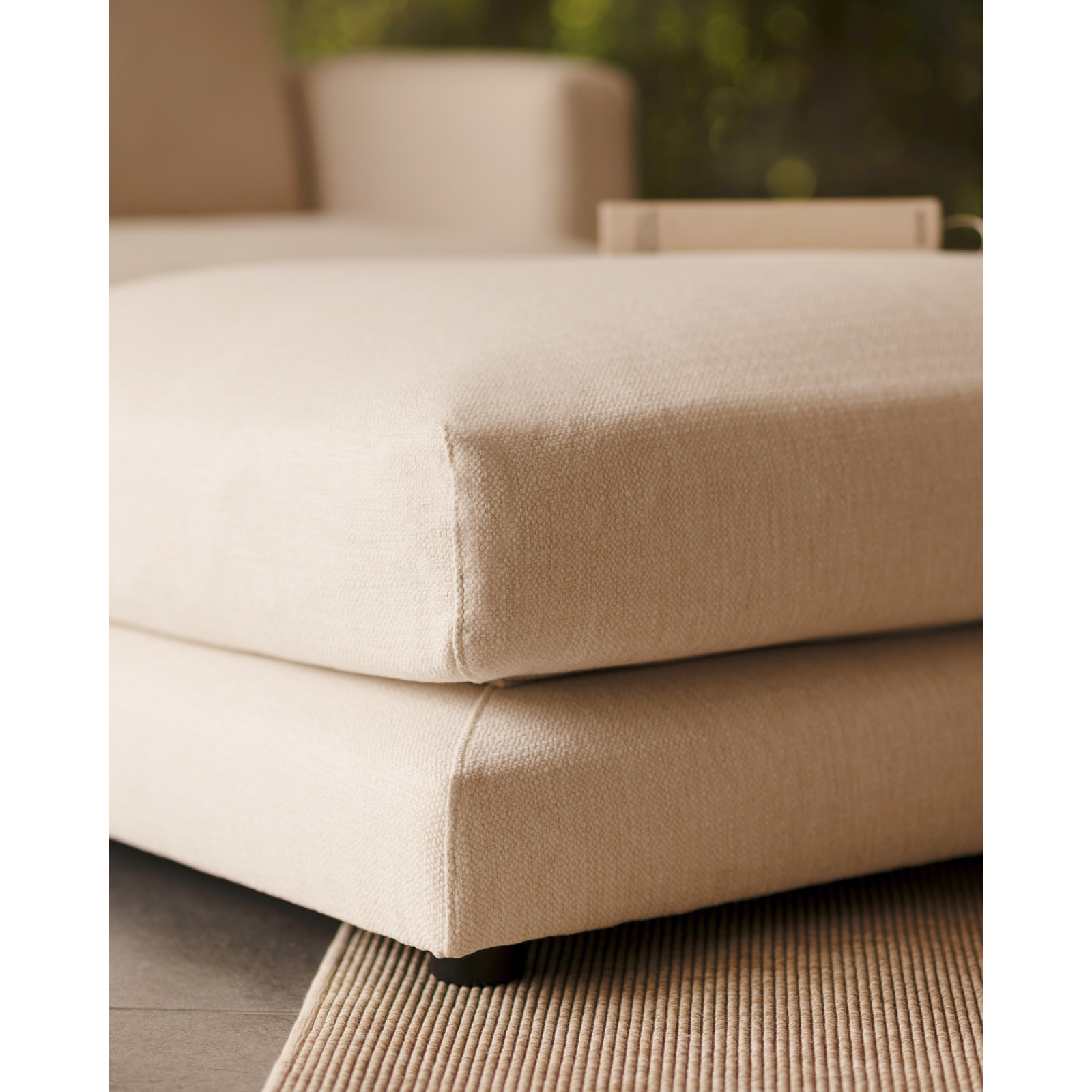 Puf blanco roto de 97x78cm Alto: 36 Largo: 97 Ancho: 78