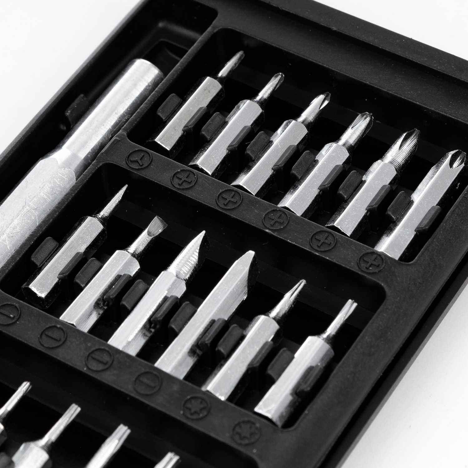 Juego de destornillador 24 en 1 con cuerpo metálico, carcasa con apertura por deslizamiento y puntas de acero.