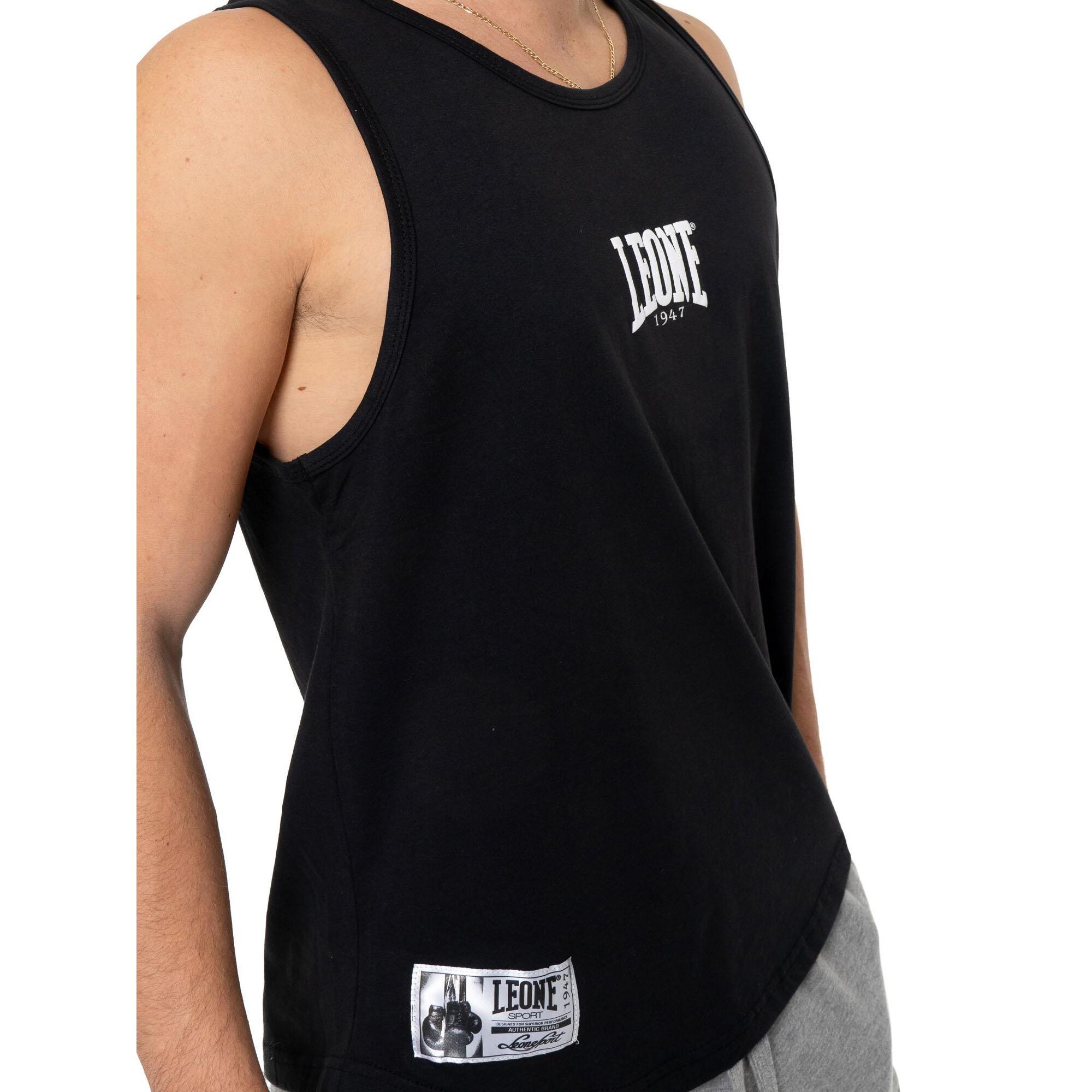 Boxeo del hombre del tanque