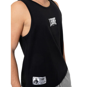 Boxeo del hombre del tanque