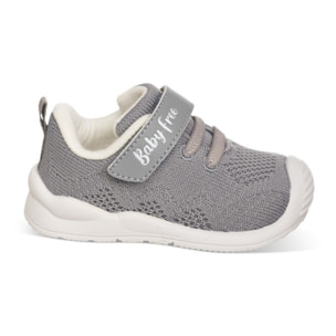 Deportiva gris con cierre de Velcro, totalmente respetuosa por su gran comodidad y flexibildad